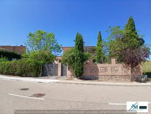 Vista exterior de Casa o xalet en venda en Layos amb Jardí privat