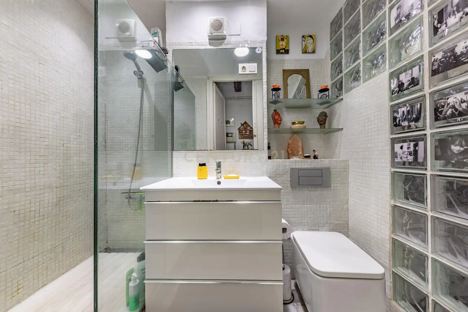 Bathroom of Apartments for sale in Barcelona  with Oven, Washing machine and Microwave