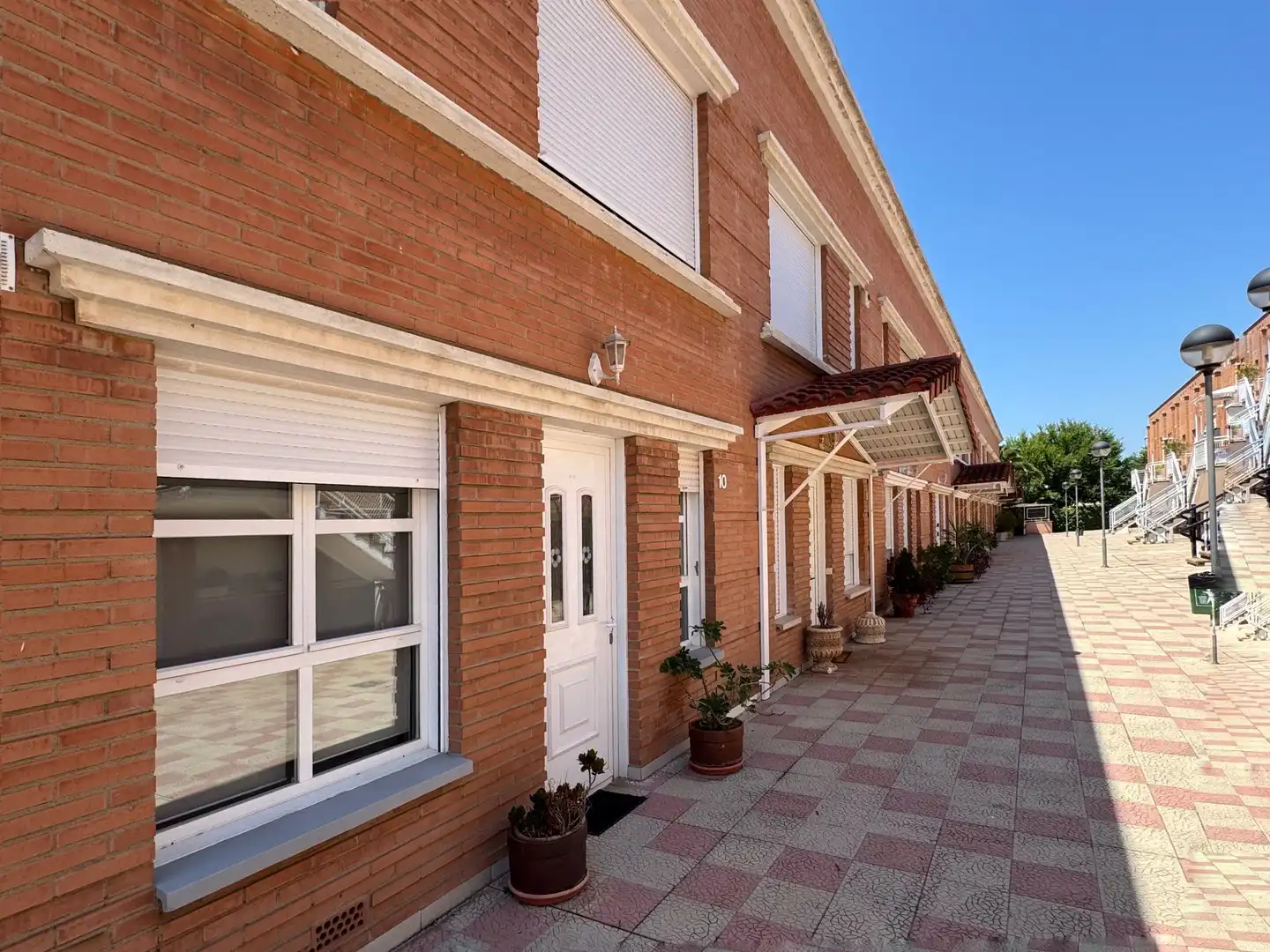 Vista exterior de Casa adosada en venda en Lardero amb Aire condicionat, Calefacció i Jardí privat
