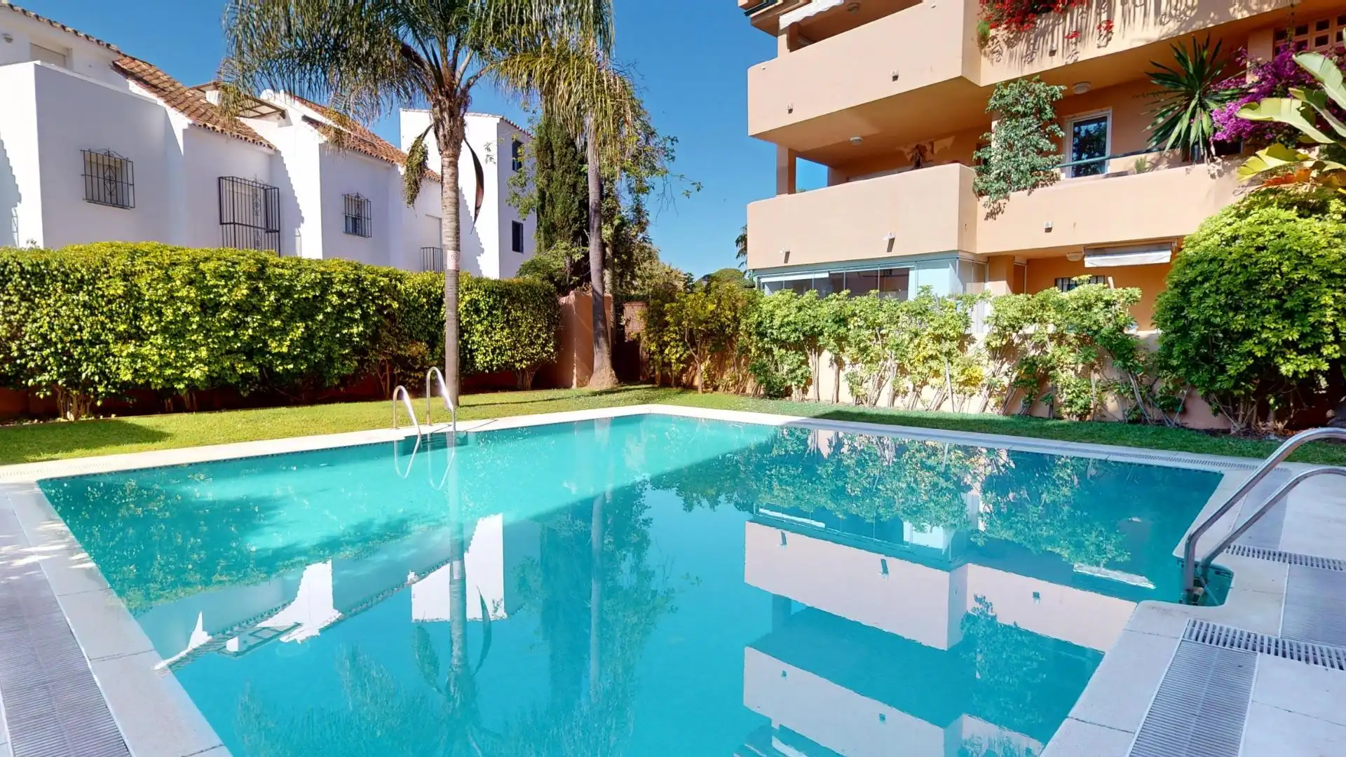 Piscina de Pis en venda en Marbella amb Jardí privat, Terrassa i Balcó