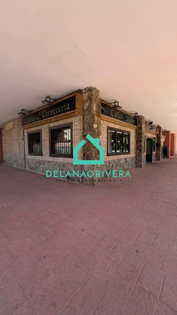 Vista exterior de Local en venda en Alcalá de Henares amb Aire condicionat, Calefacció i Terrassa