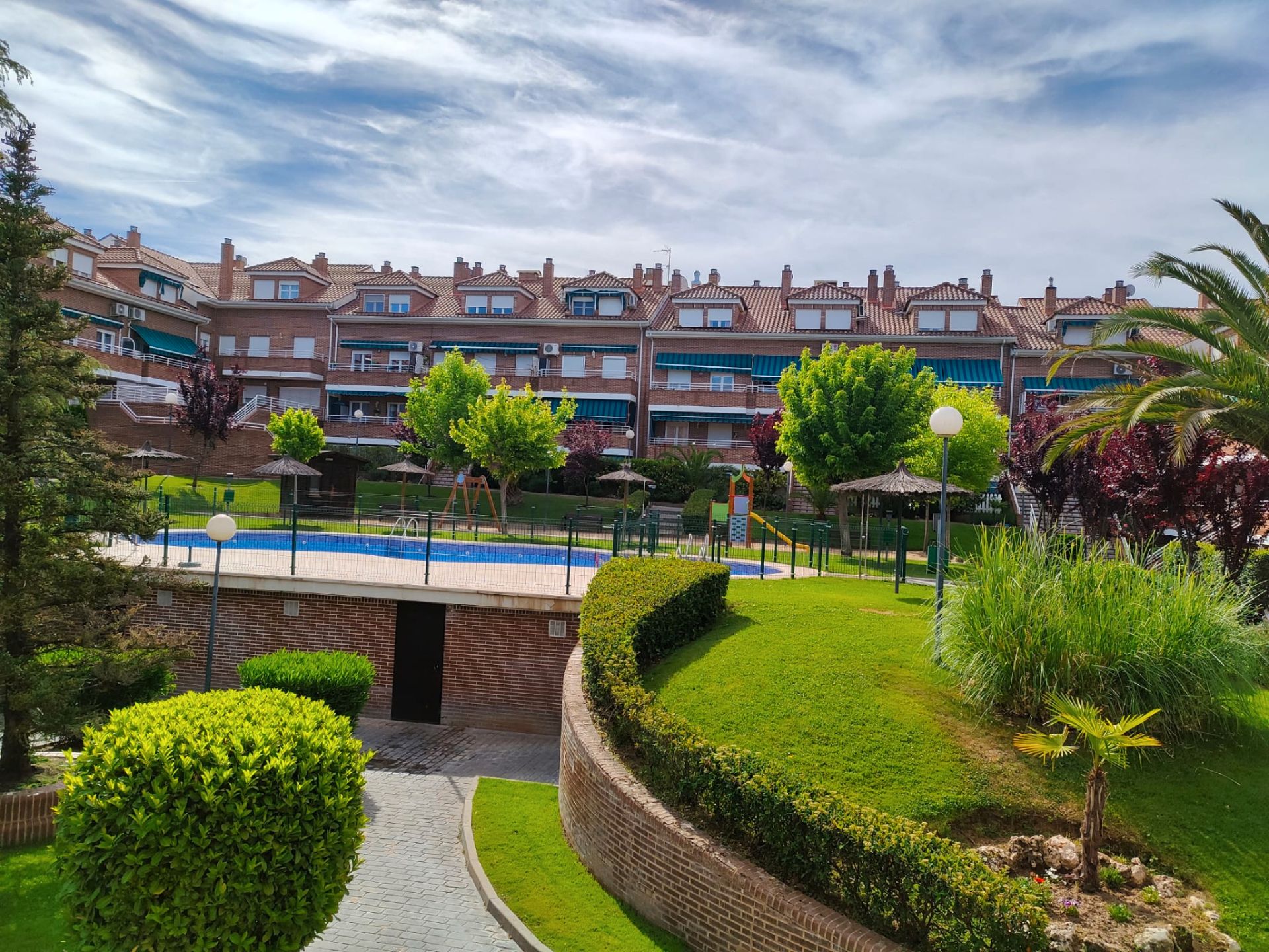 Vista exterior de Dúplex en venta en Sevilla la Nueva con Calefacción, Horno y Balcón