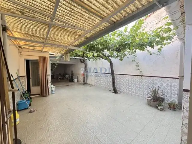 Jardí de Casa o xalet en venda en Valdepeñas amb Calefacció, Traster i Piscina