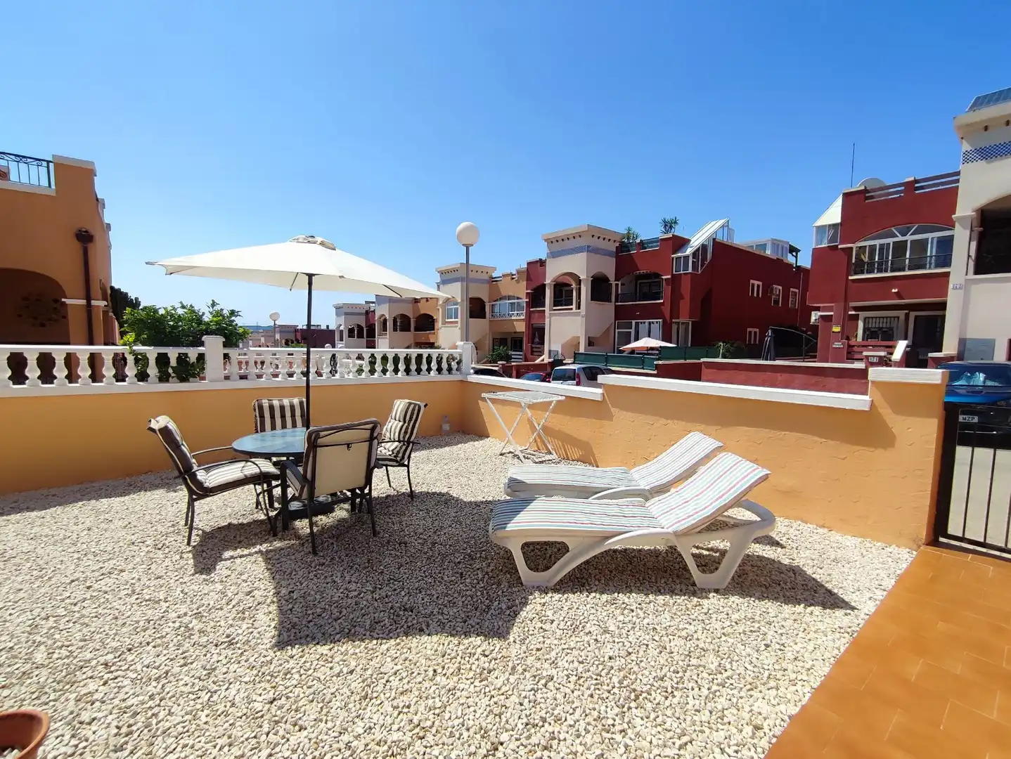 Terrasse von Einfamilien-Reihenhaus zum Verkauf in Orihuela mit Klimaanlage, Terrasse und Möbliert
