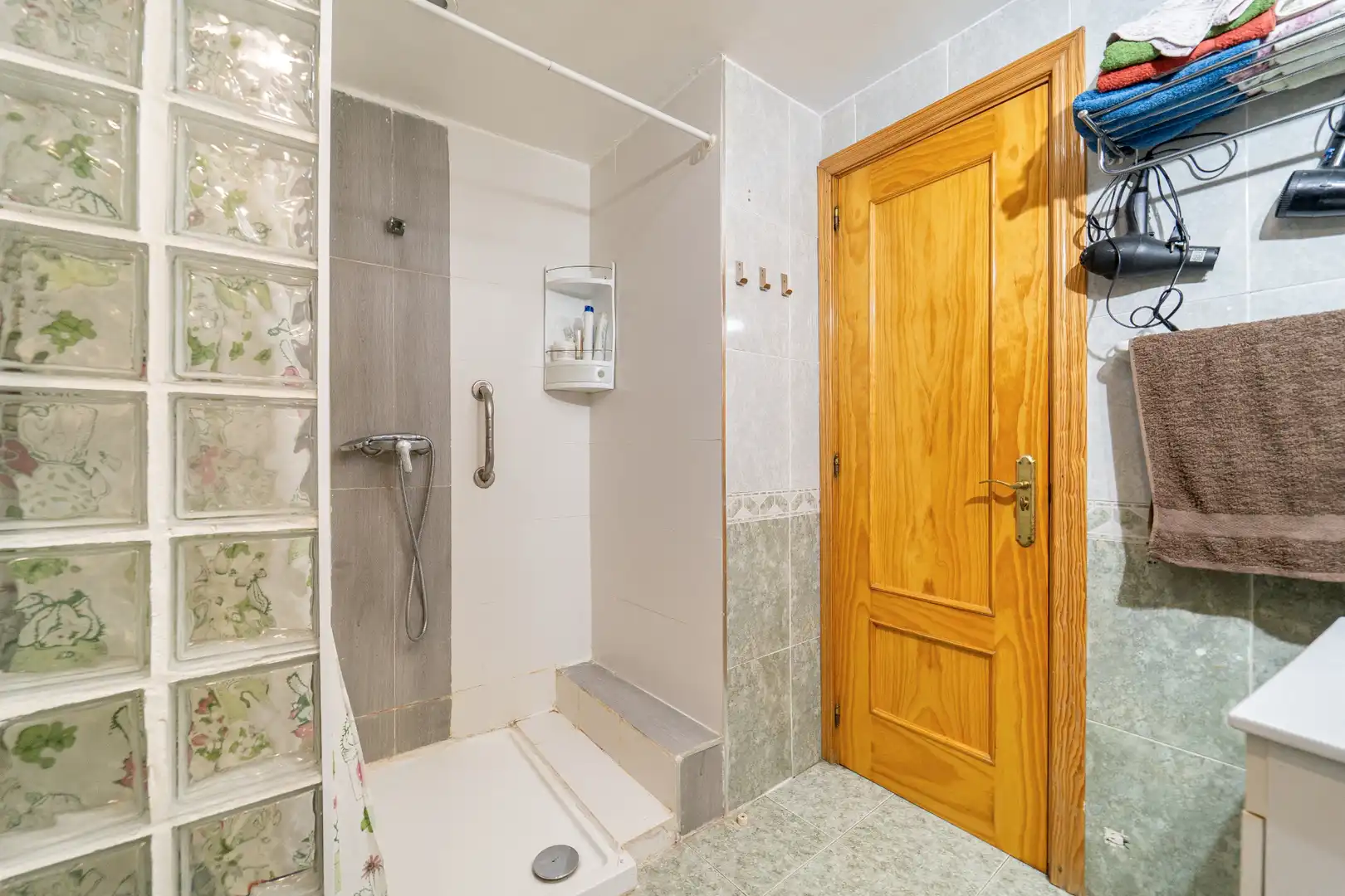 Baño de Piso en venta en El Álamo con Jardín privado, Amueblado y Horno
