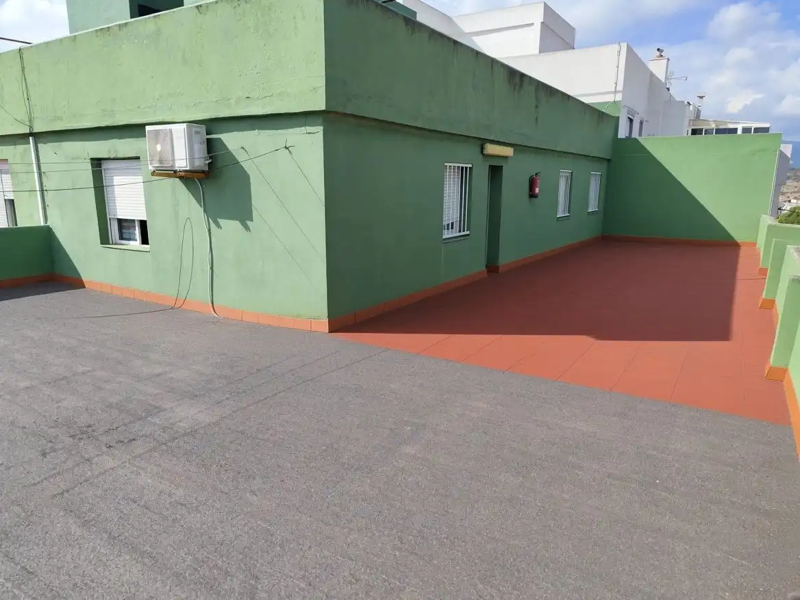 Vista exterior de Àtic en venda en Algeciras amb Aire condicionat, Terrassa i Balcó