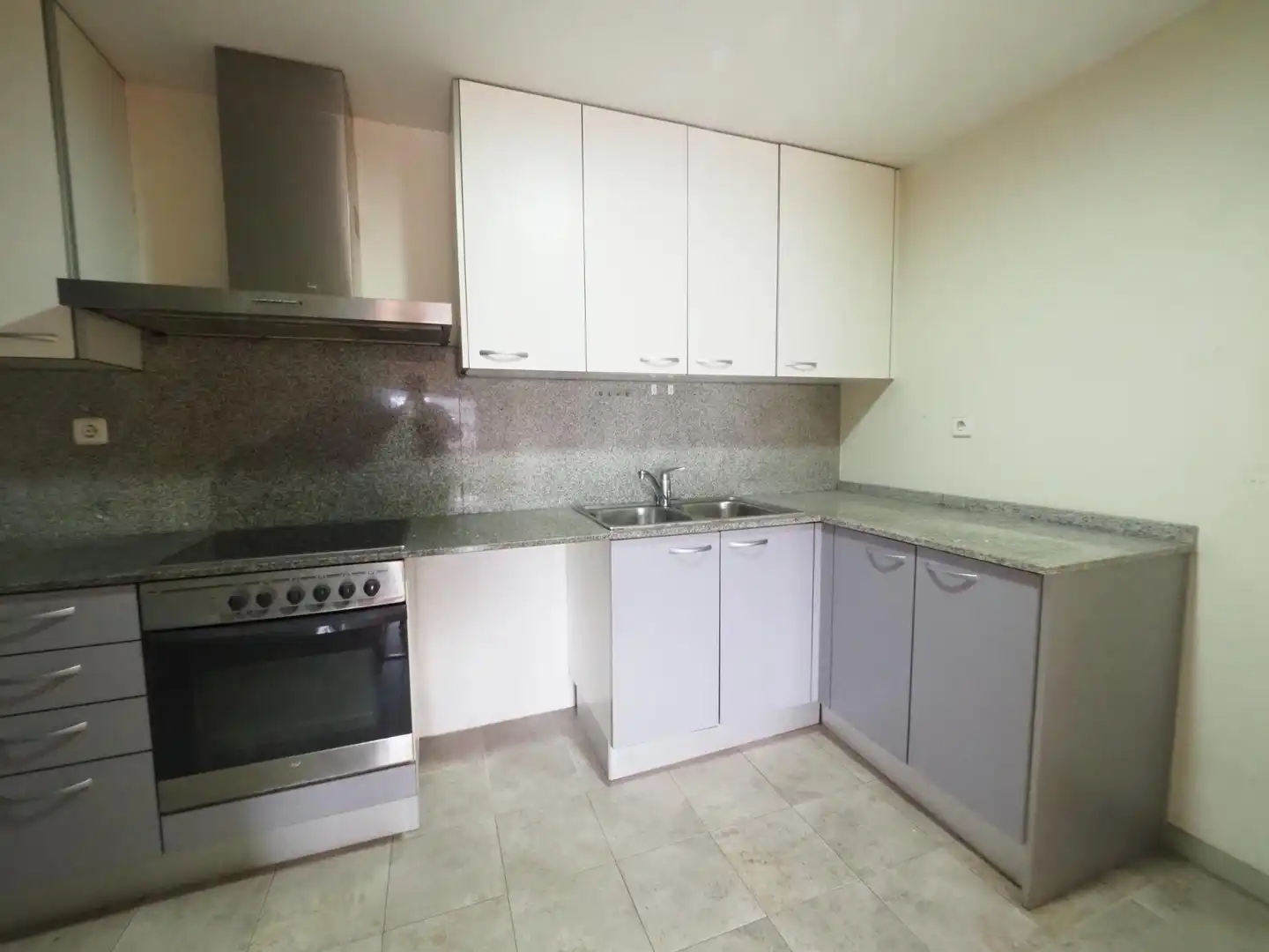 Cocina de Piso en venta en Cerdanyola del Vallès con Calefacción, Parquet y Terraza