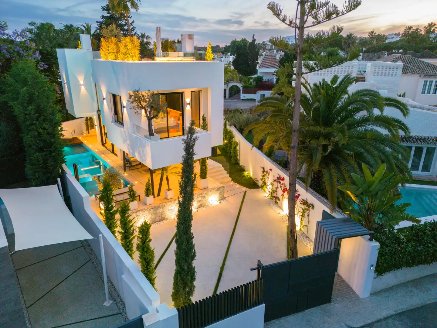 Vista exterior de Casa o xalet en venda en Marbella amb Aire condicionat, Jardí privat i Terrassa