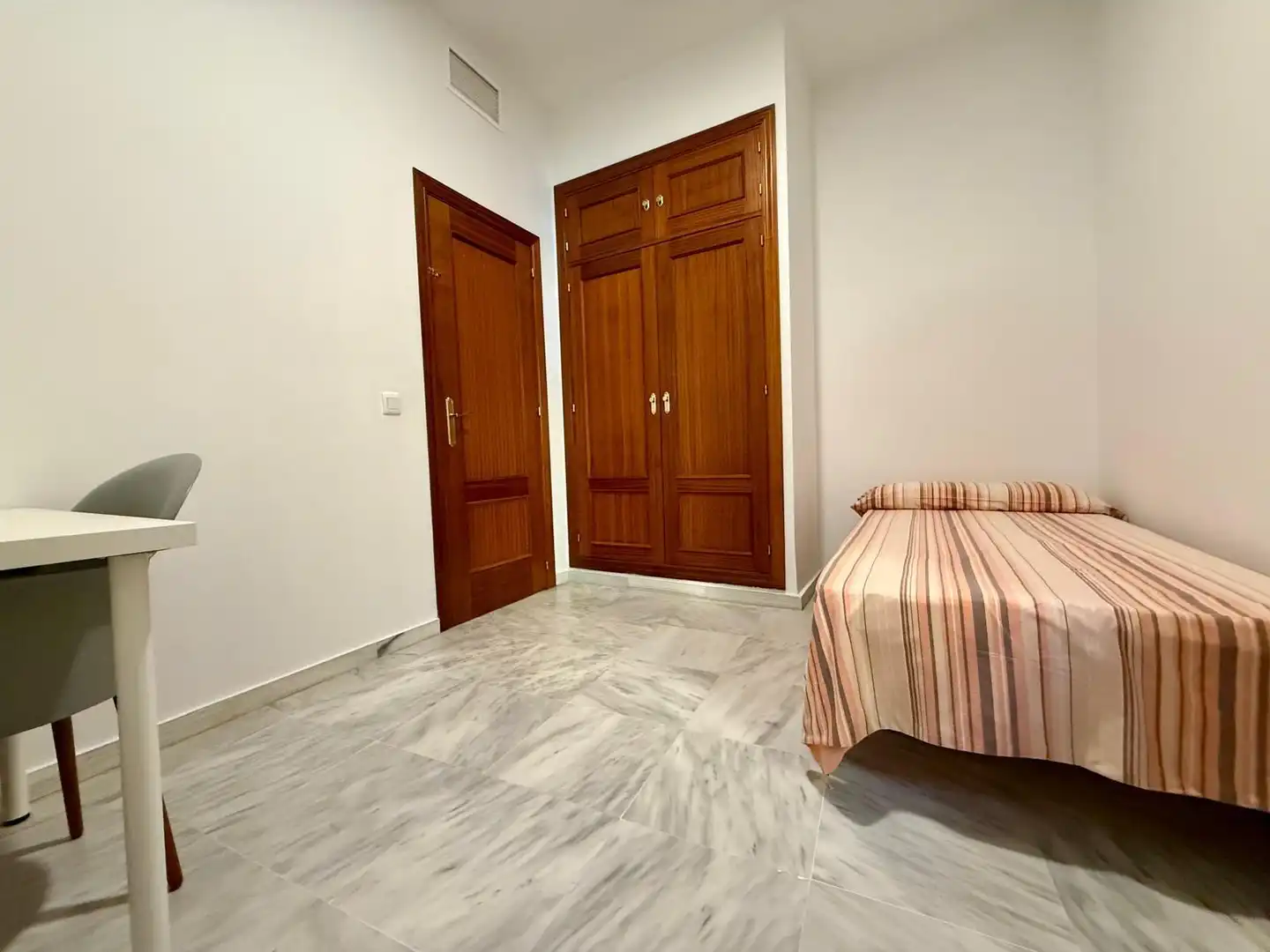Bedroom of Flat for rent in Sevilla  with Air Conditioner, Heating and Furnished
