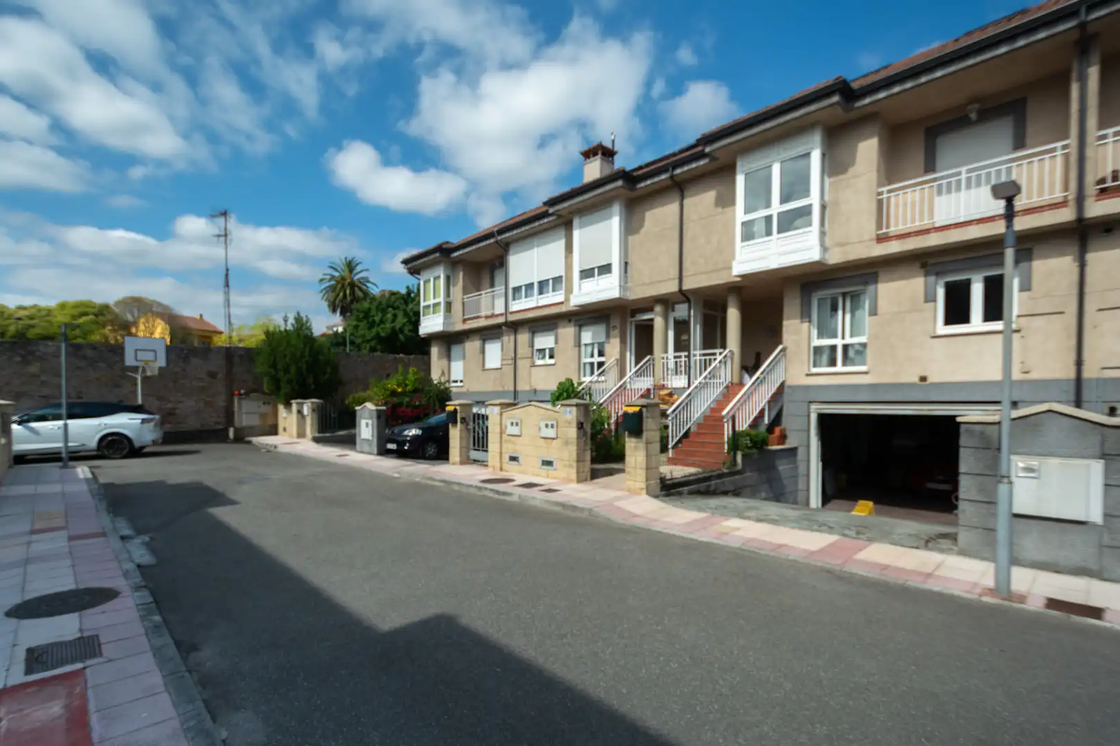 Vista exterior de Casa o xalet en venda en Avilés amb Calefacció, Jardí privat i Parquet