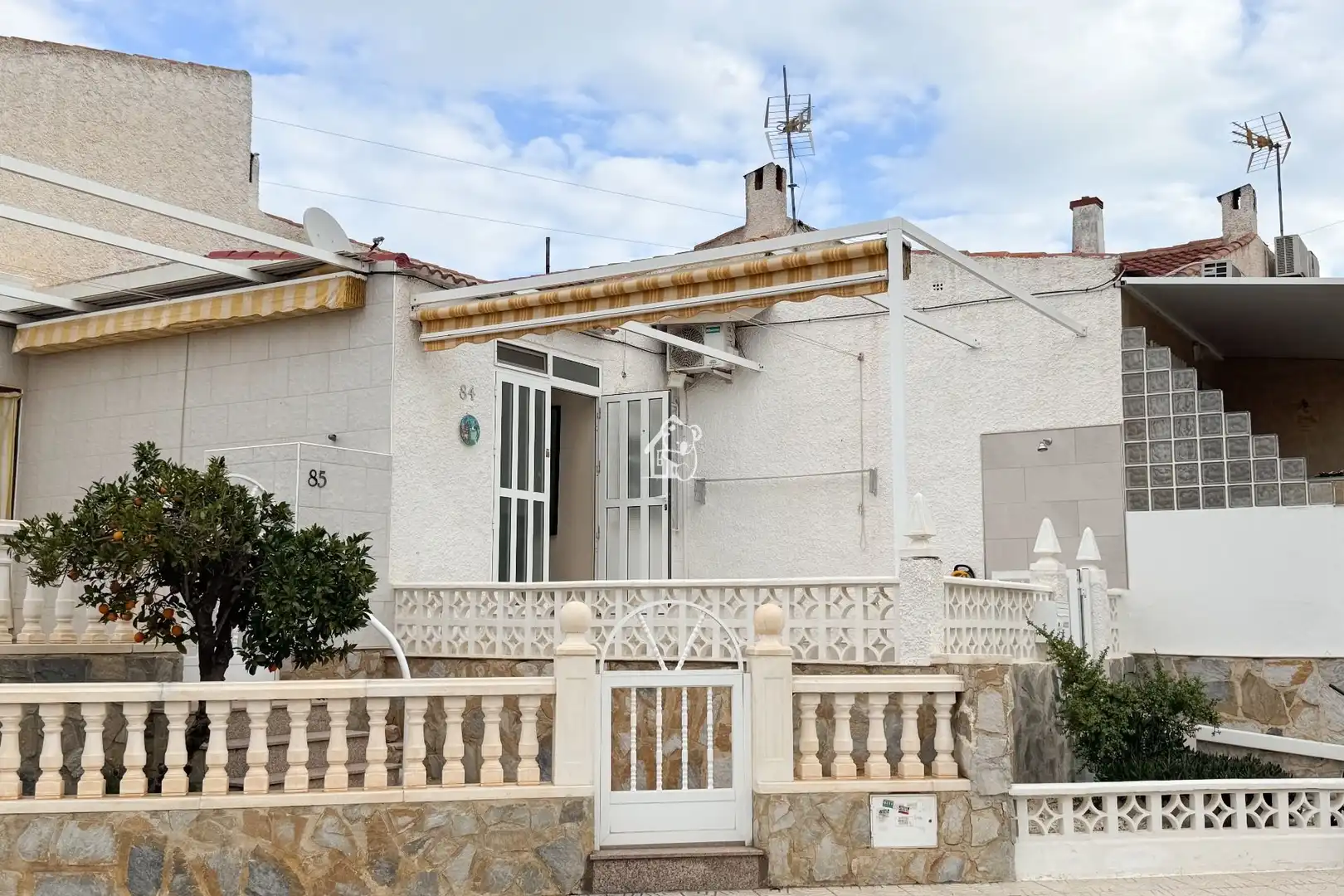 Vista exterior de Casa o xalet de lloguer en Guardamar del Segura amb Aire condicionat, Terrassa i Piscina
