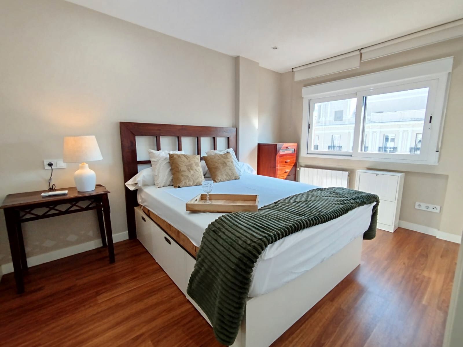 Dormitori de Apartament de lloguer en  Madrid Capital amb Aire condicionat, Calefacció i Moblat