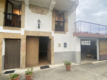 Casa aparellada amb balcó en venda a Carasa - Bº Rioseco 137