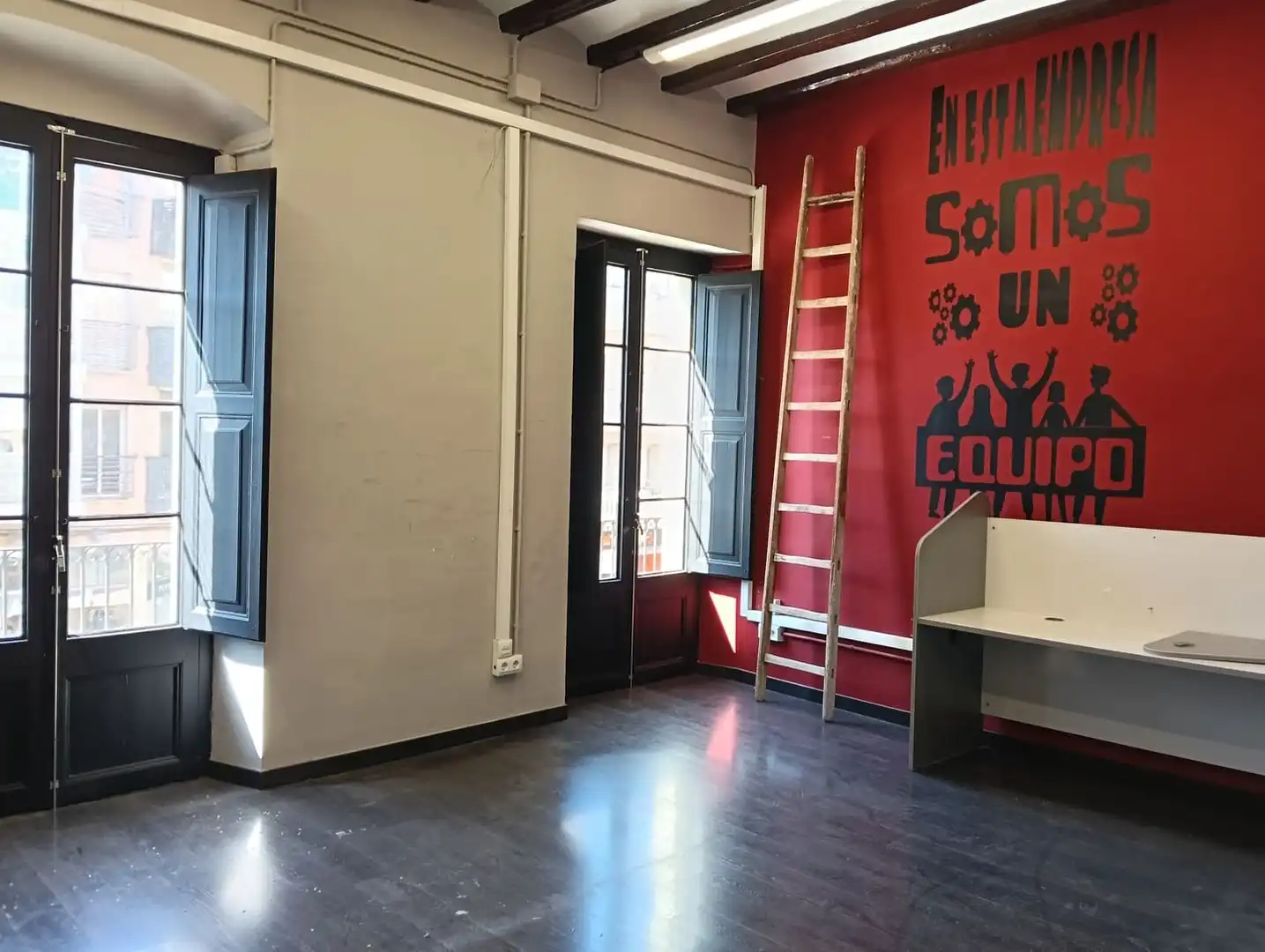 Büro zur Miete in Vilanova i la Geltrú mit Balkon