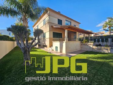 Detached house with balcony for sale in Centro