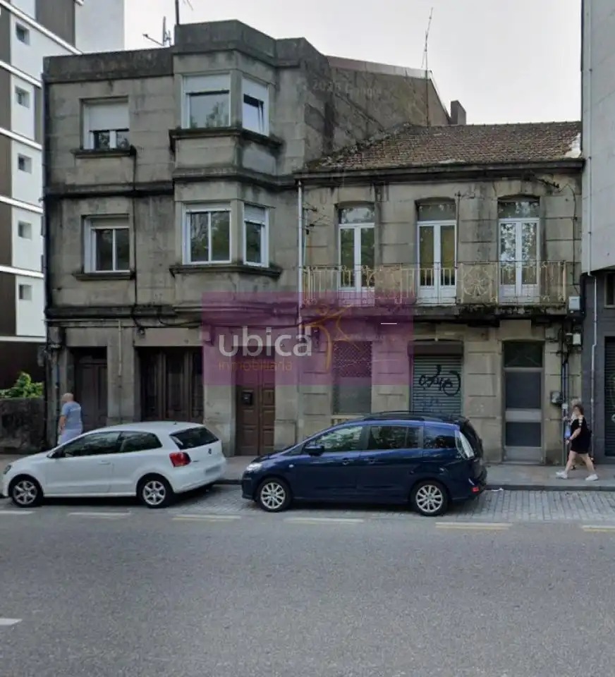 Vista exterior de Casa adosada en venda en Vigo  amb Jardí privat