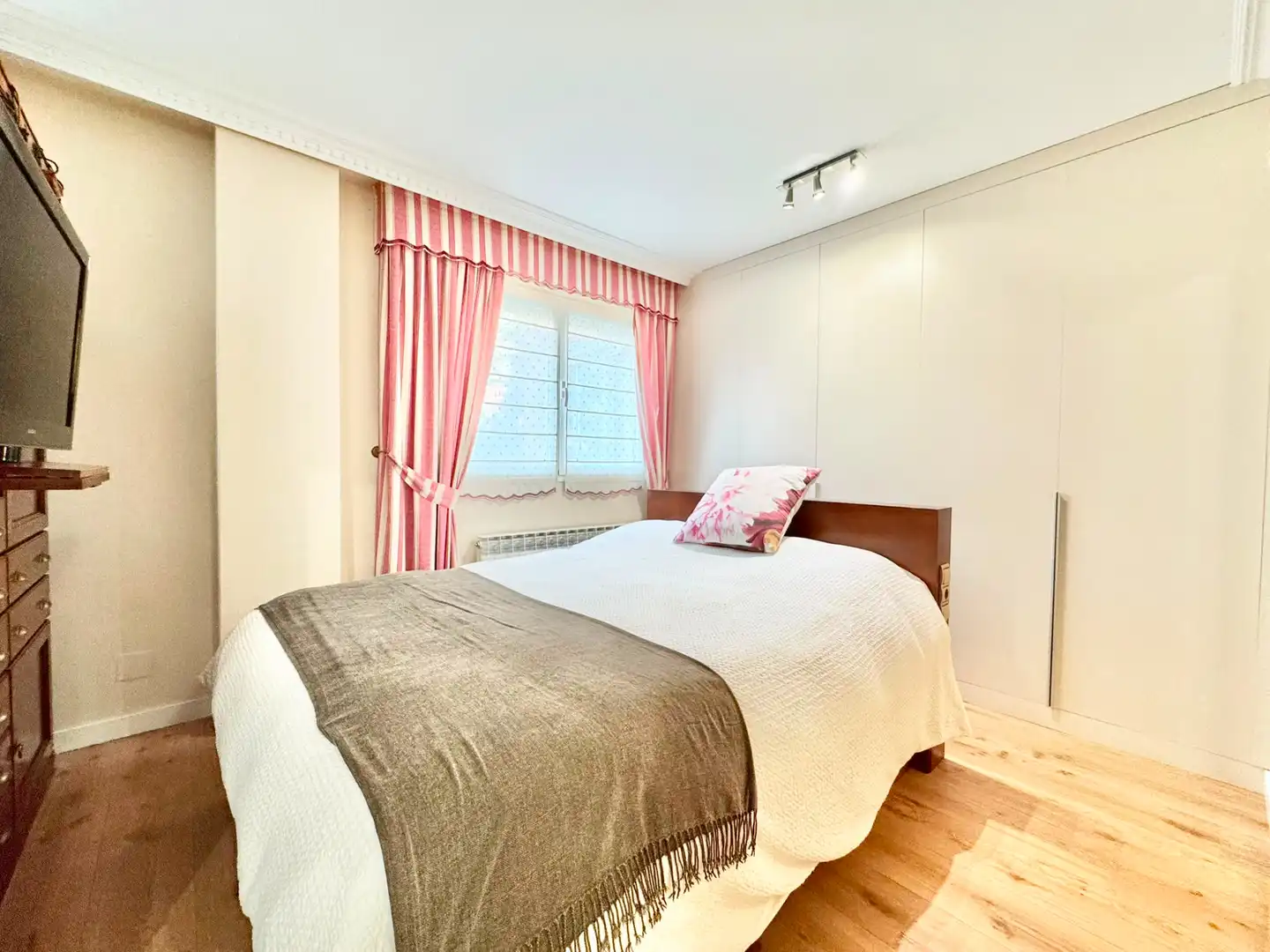 Habitación de Dúplex en venta en Vitoria - Gasteiz con Calefacción, Terraza y Trastero