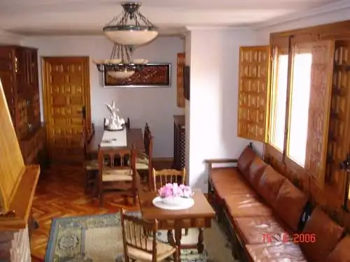 Menjador de Casa o xalet en venda en El Cuervo amb Calefacció, Parquet i Moblat