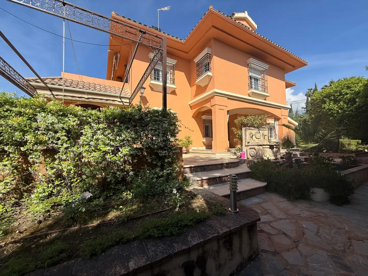 Vista exterior de Casa o xalet en venda en  Córdoba Capital amb Aire condicionat, Calefacció i Jardí privat