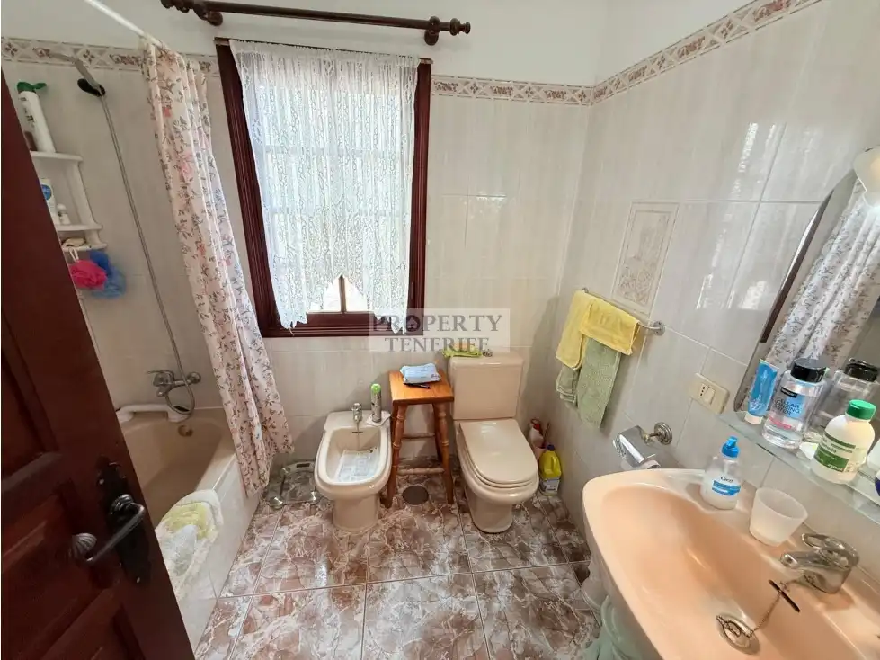 Bany de Casa o xalet en venda en Arona amb Terrassa, Piscina i Moblat