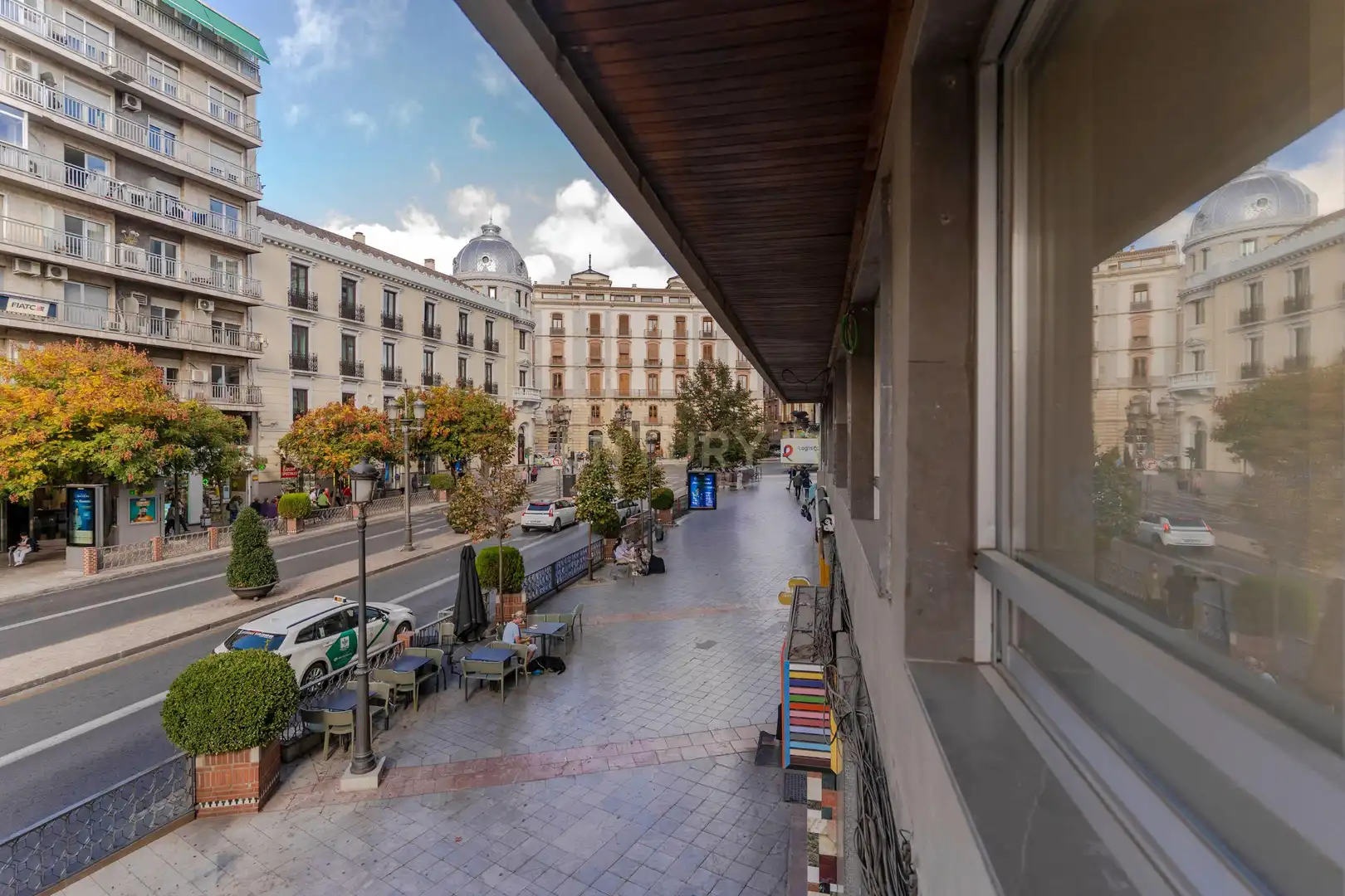 Außenansicht von Büro zum Verkauf in Granada mit Klimaanlage und Abstellraum