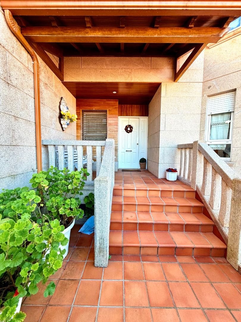 Casa adosada en venda en Vigo  amb Calefacció, Jardí privat i Parquet