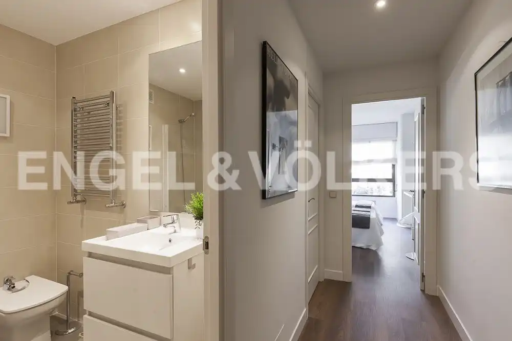 Bathroom of Flat for rent in Madrid  with Air Conditioner, Heating and Private garden