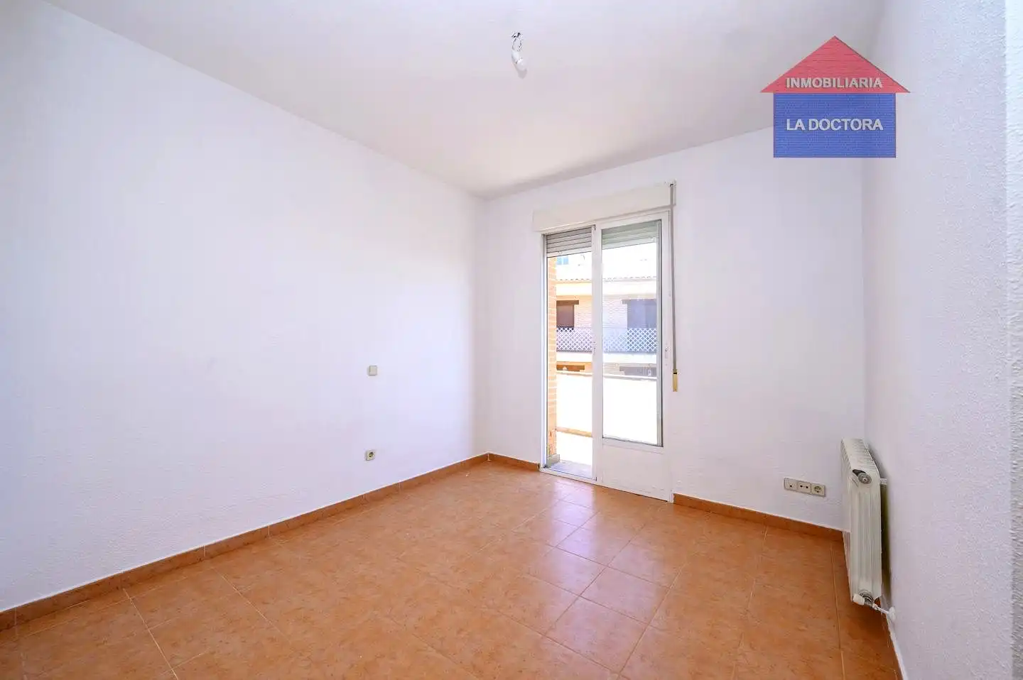 Dormitori de Casa adosada en venda en Camarena amb Calefacció, Jardí privat i Terrassa