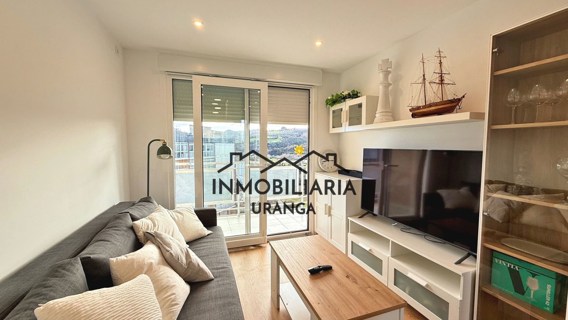 Sala d'estar de Pis en venda en Laredo amb Calefacció, Terrassa i Moblat