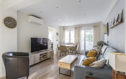 Sala d'estar de Apartament en venda en  Madrid Capital amb Aire condicionat, Terrassa i Balcó