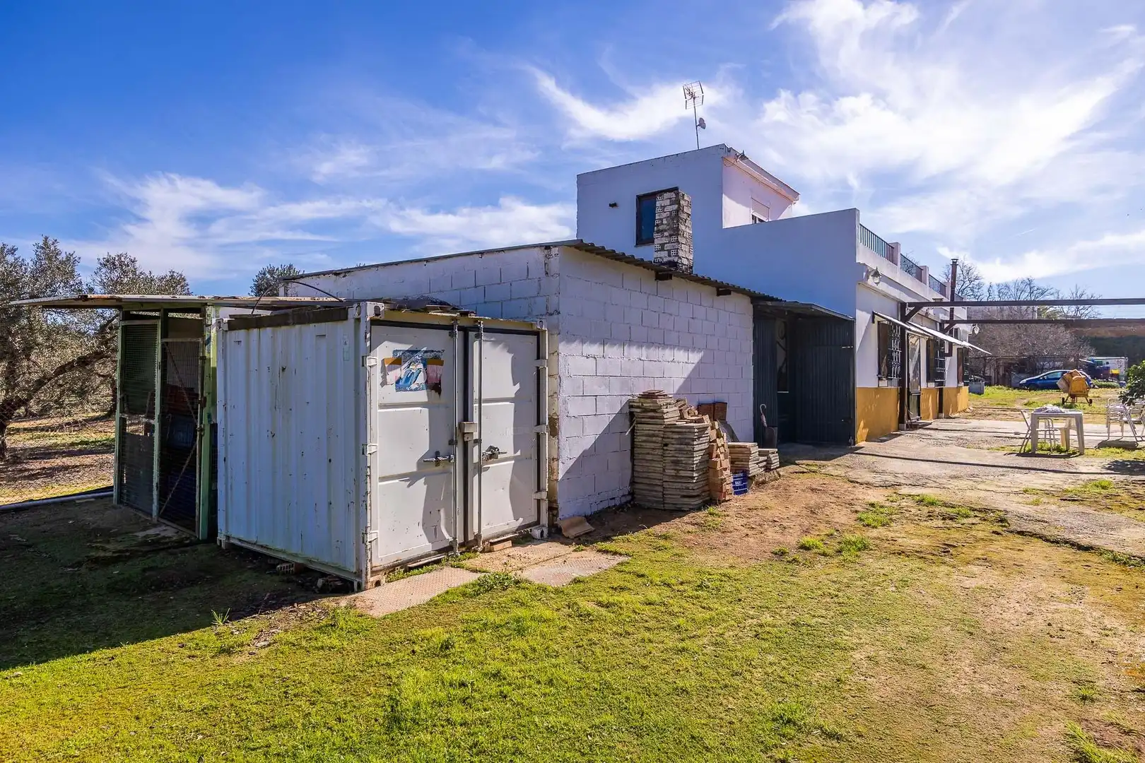 Vista exterior de Finca rústica en venda en Alcalá de Guadaira amb Aire condicionat i Piscina