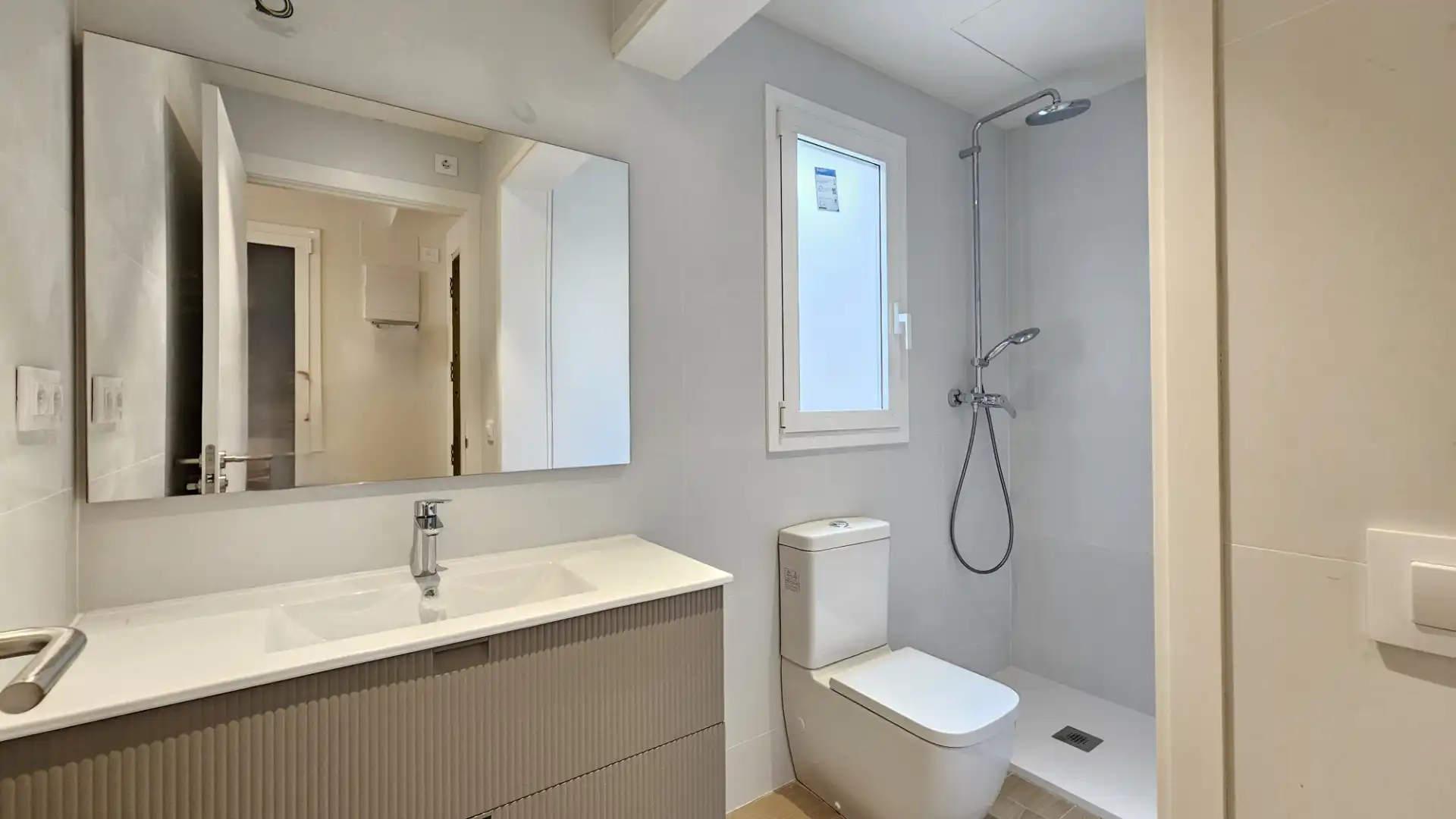 Badezimmer von Büro zur Miete in Barcelona mit Klimaanlage, Heizung und Internet