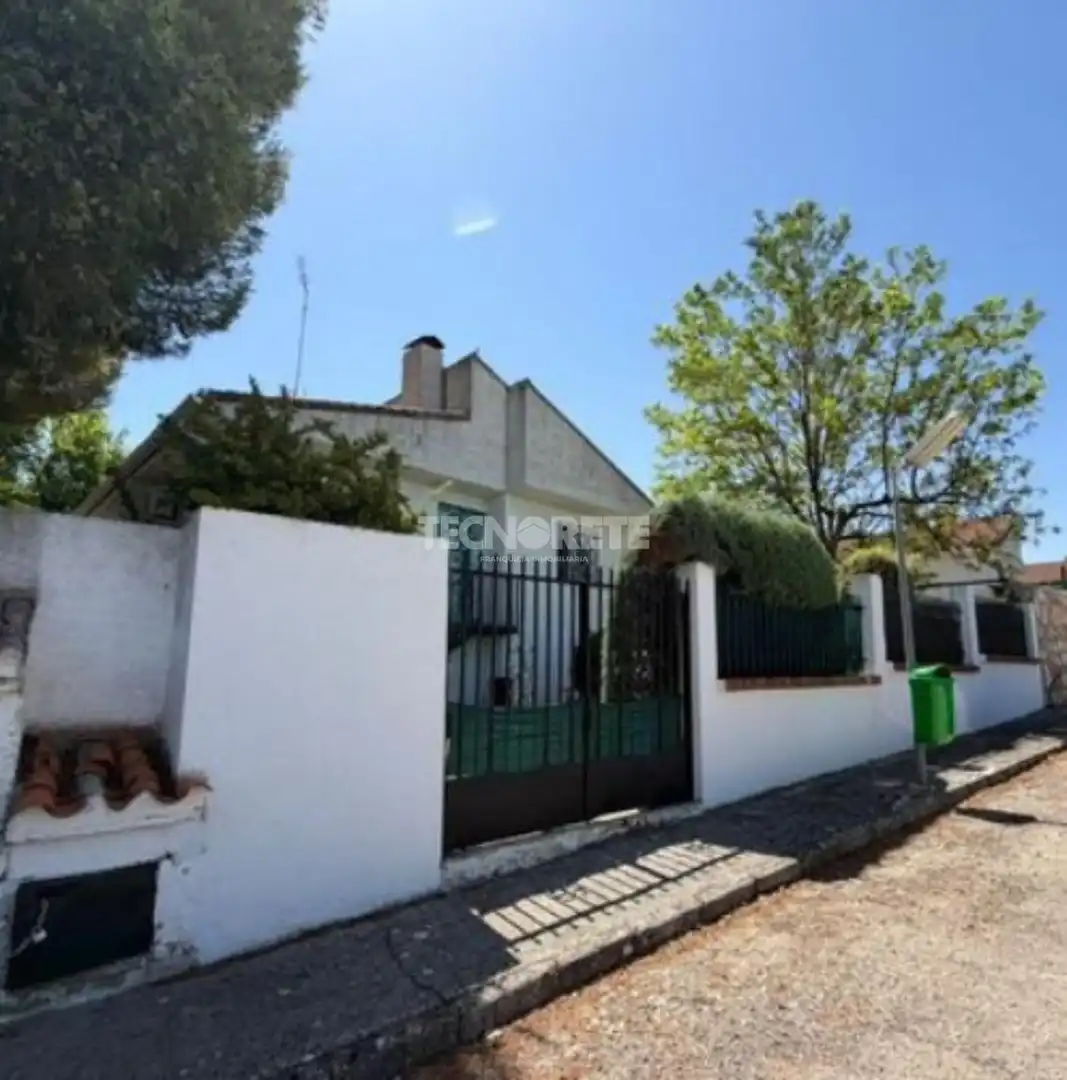 Exterior view of Houses for sale in Lillo  with Air Conditioner and Heating