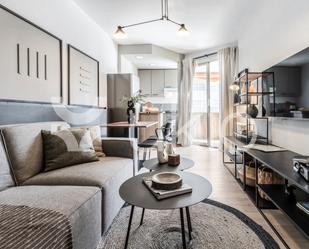 Sala d'estar de Apartament de lloguer en  Madrid Capital amb Aire condicionat, Calefacció i Moblat