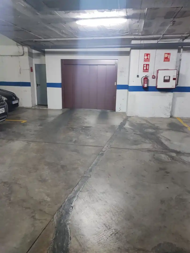 Parking de Piso de alquiler en Sevilla con Aire acondicionado, Calefacción y Horno