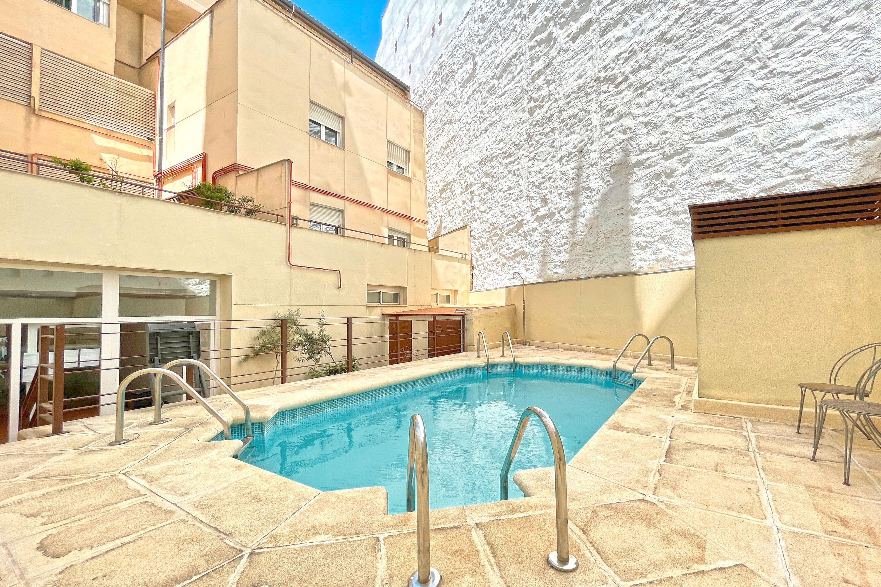 Piscina de Apartament de lloguer en  Madrid Capital amb Aire condicionat, Calefacció i Moblat