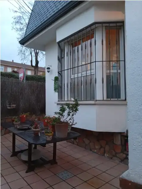Vista exterior de Casa adosada en venda en Navalagamella amb Aire condicionat, Calefacció i Jardí privat