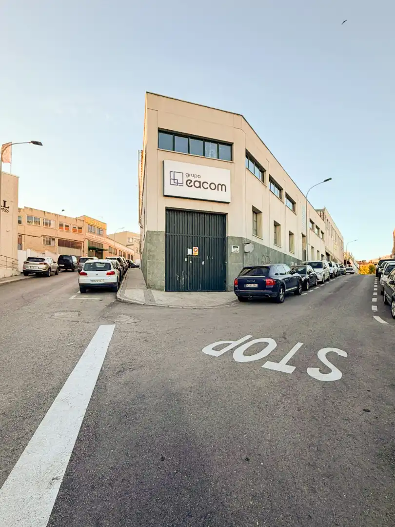 Vista exterior de Nau industrial en venda en San Sebastián de los Reyes amb Calefacció i Alarma