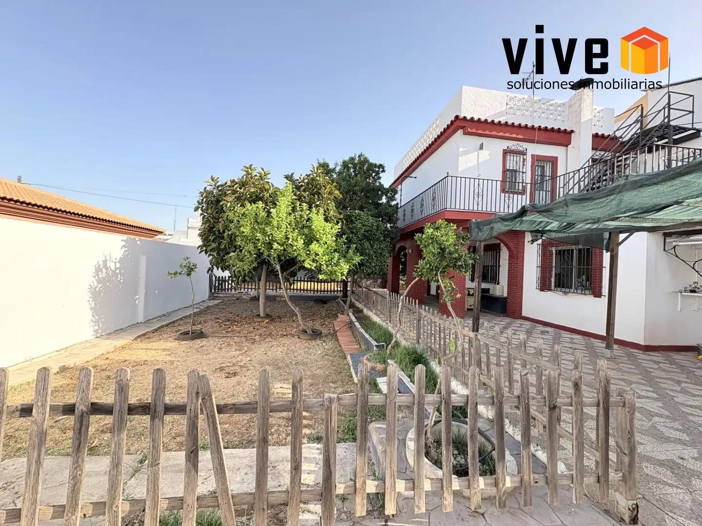 Vista exterior de Casa adosada en venta en Mairena del Aljarafe con Aire acondicionado, Calefacción y Jardín privado