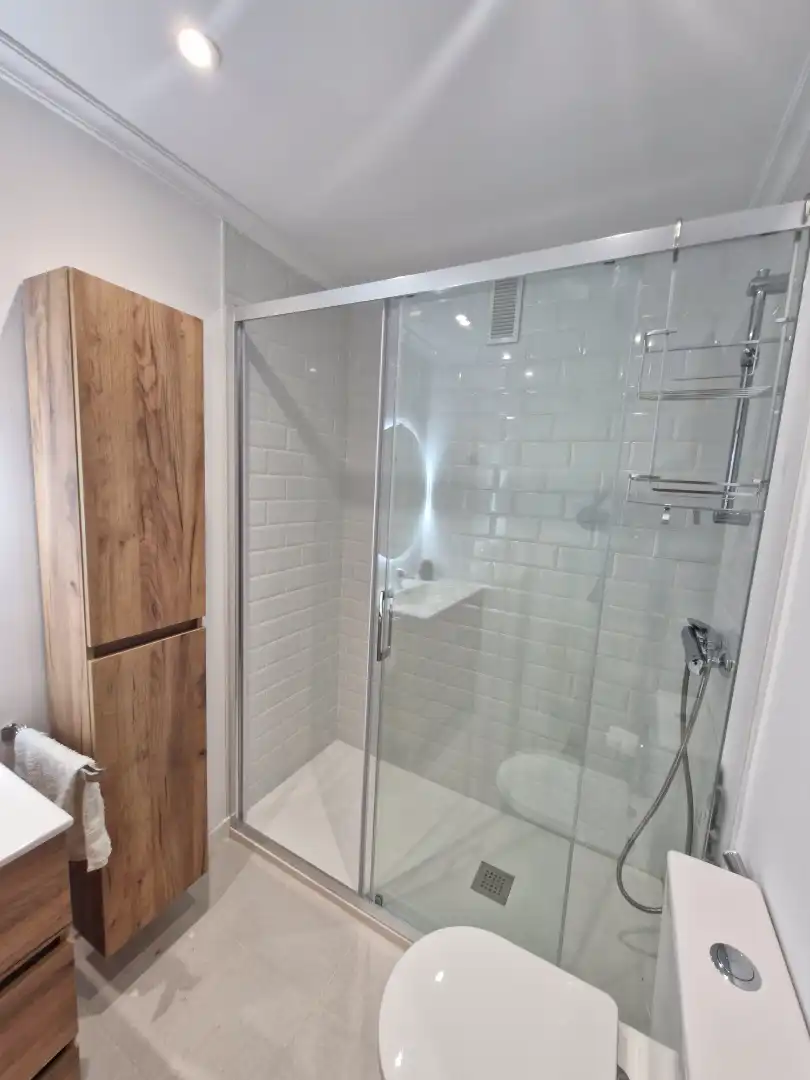 Baño de Piso de alquiler en Bilbao  con Calefacción, Parquet y Amueblado