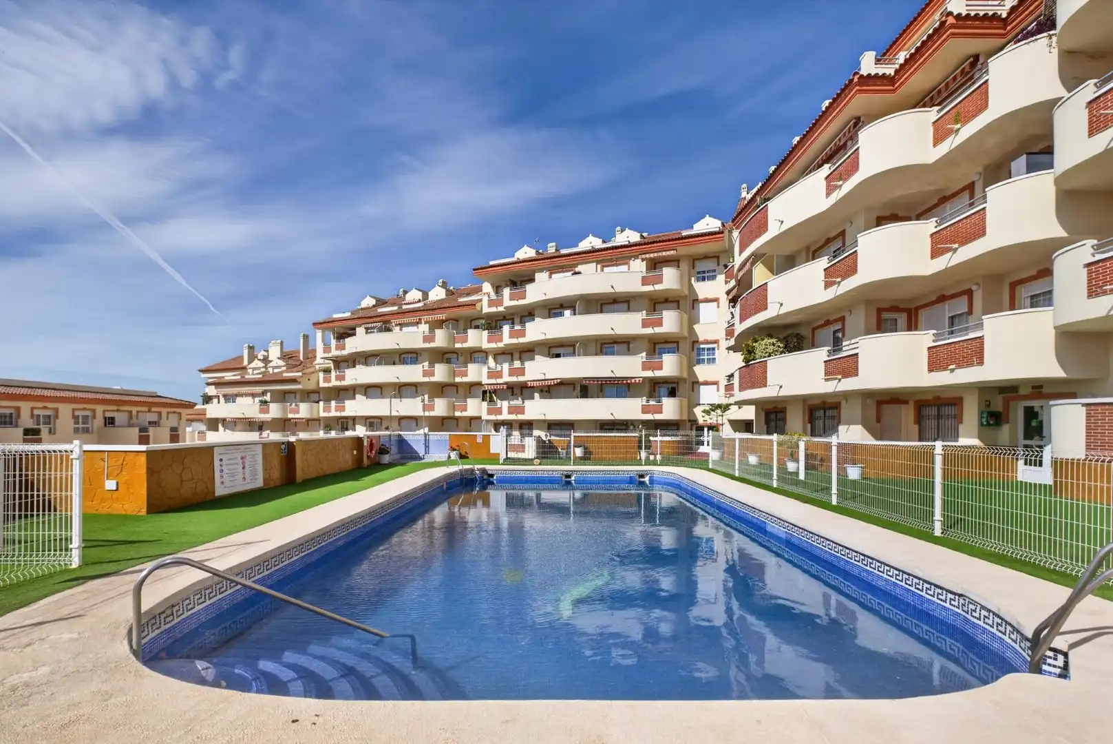 Piscina de Planta baixa en venda en Benalmádena amb Aire condicionat, Jardí privat i Terrassa