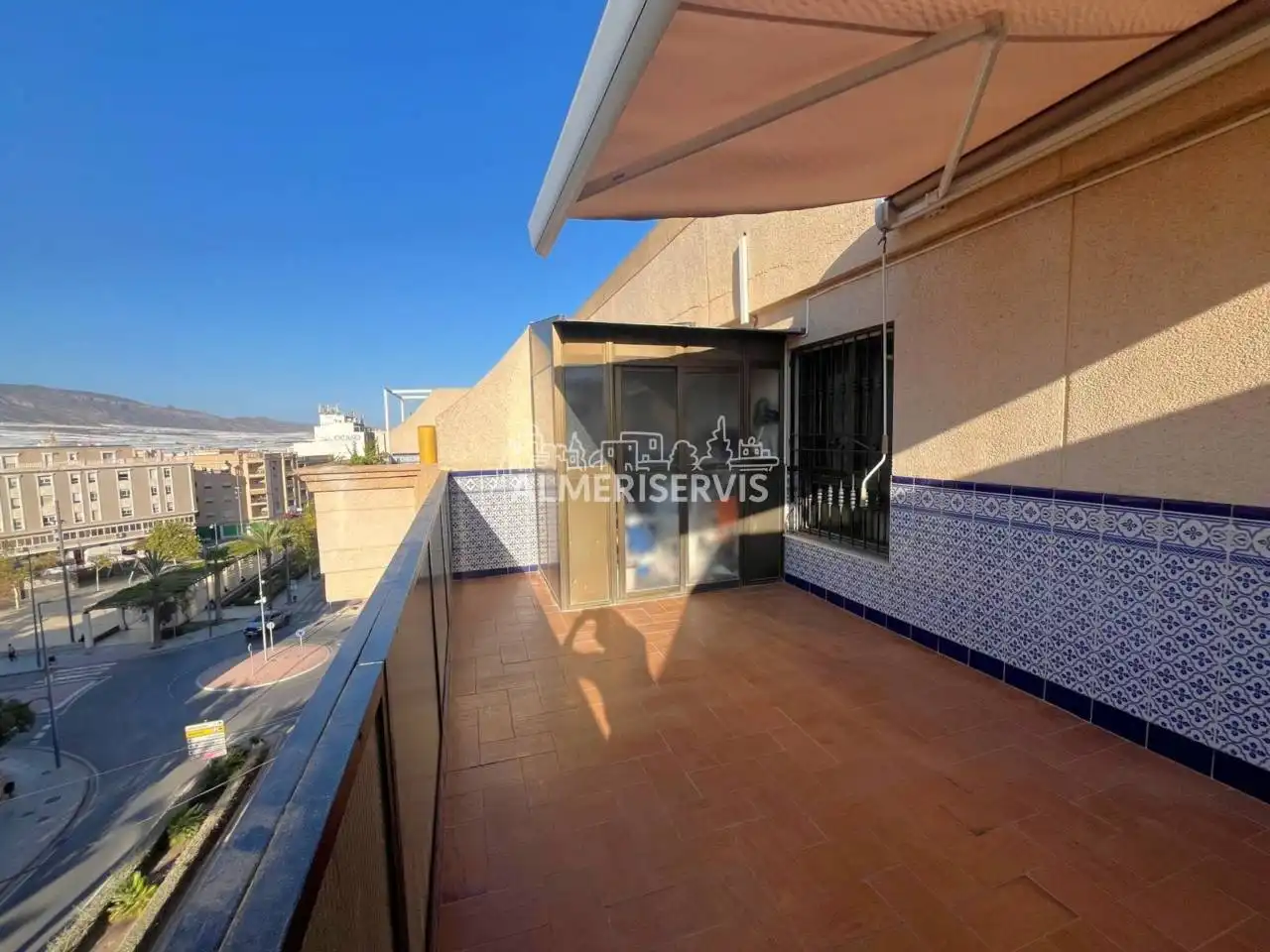 Vista exterior de Àtic en venda en El Ejido amb Aire condicionat, Terrassa i Traster