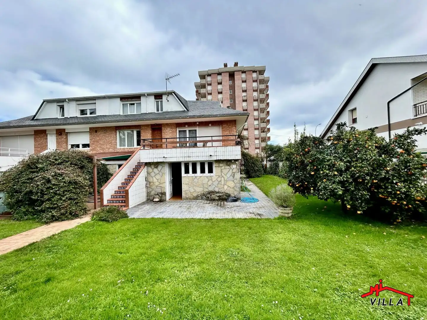 Außenansicht von Haus oder Chalet zum Verkauf in Laredo mit Heizung und Terrasse