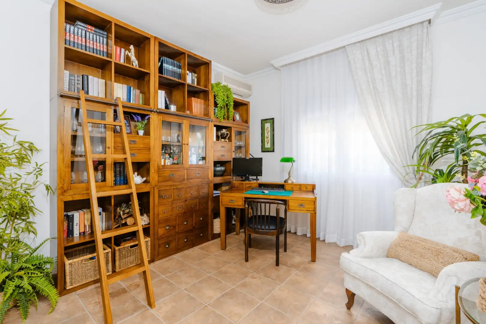 Sala de estar de Casa o chalet en venta en San Vicente del Raspeig / Sant Vicent del Raspeig con Aire acondicionado, Calefacción y Jardín privado