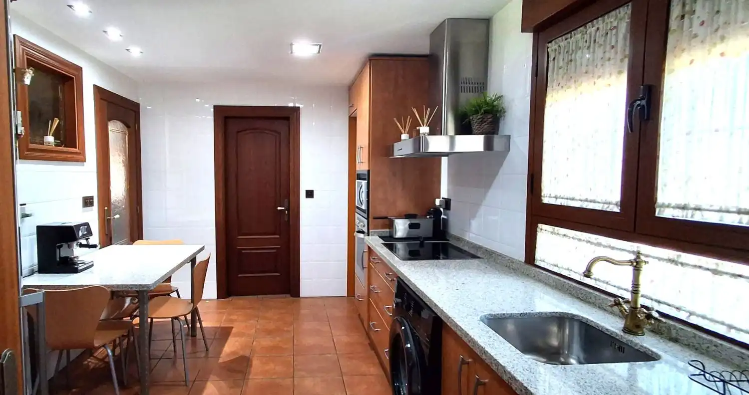 Cuina de Casa o xalet en venda en Villanueva de Duero amb Calefacció, Jardí privat i Traster