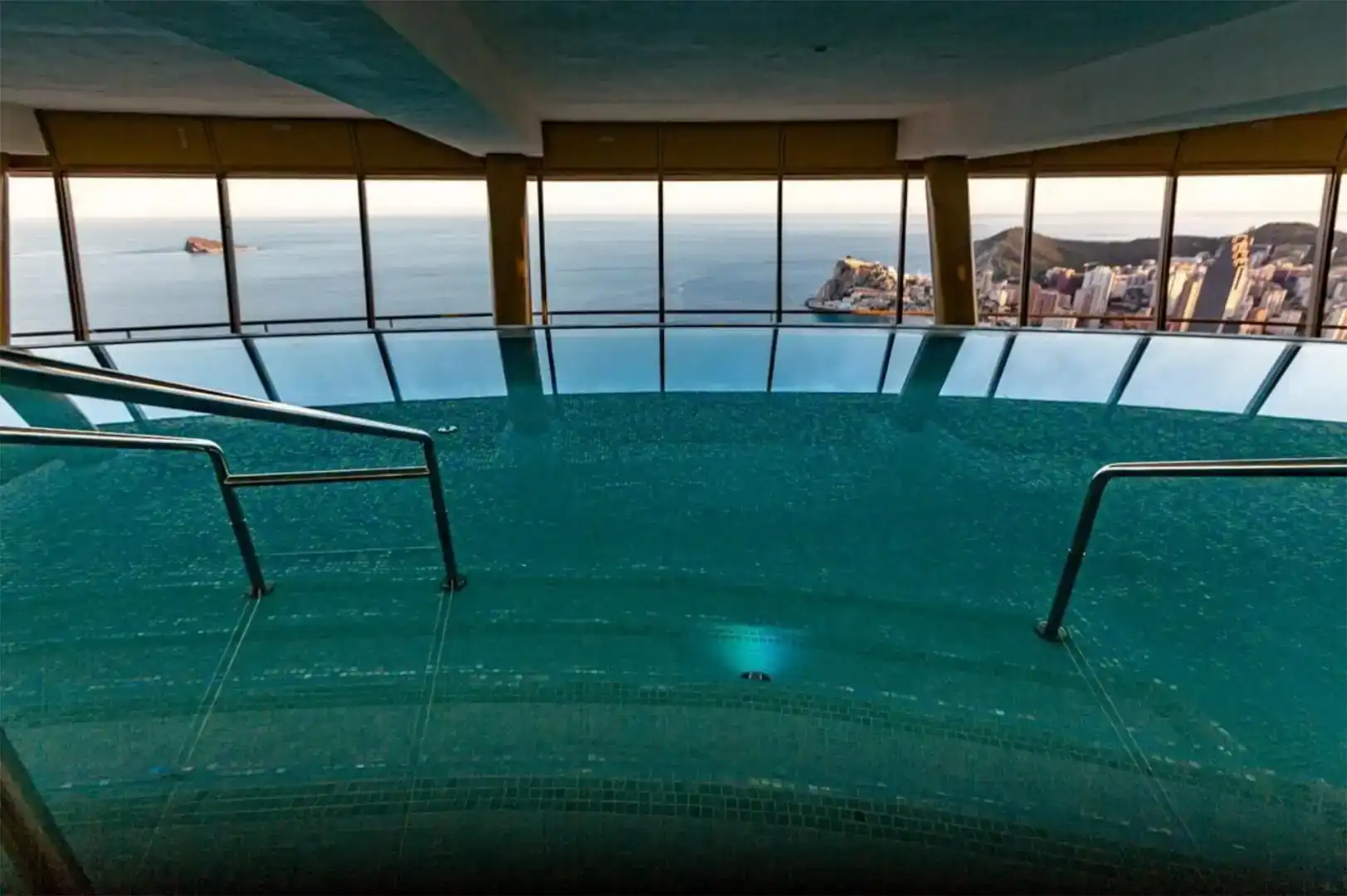 Swimming pool of Flat for rent in Playa Poniente