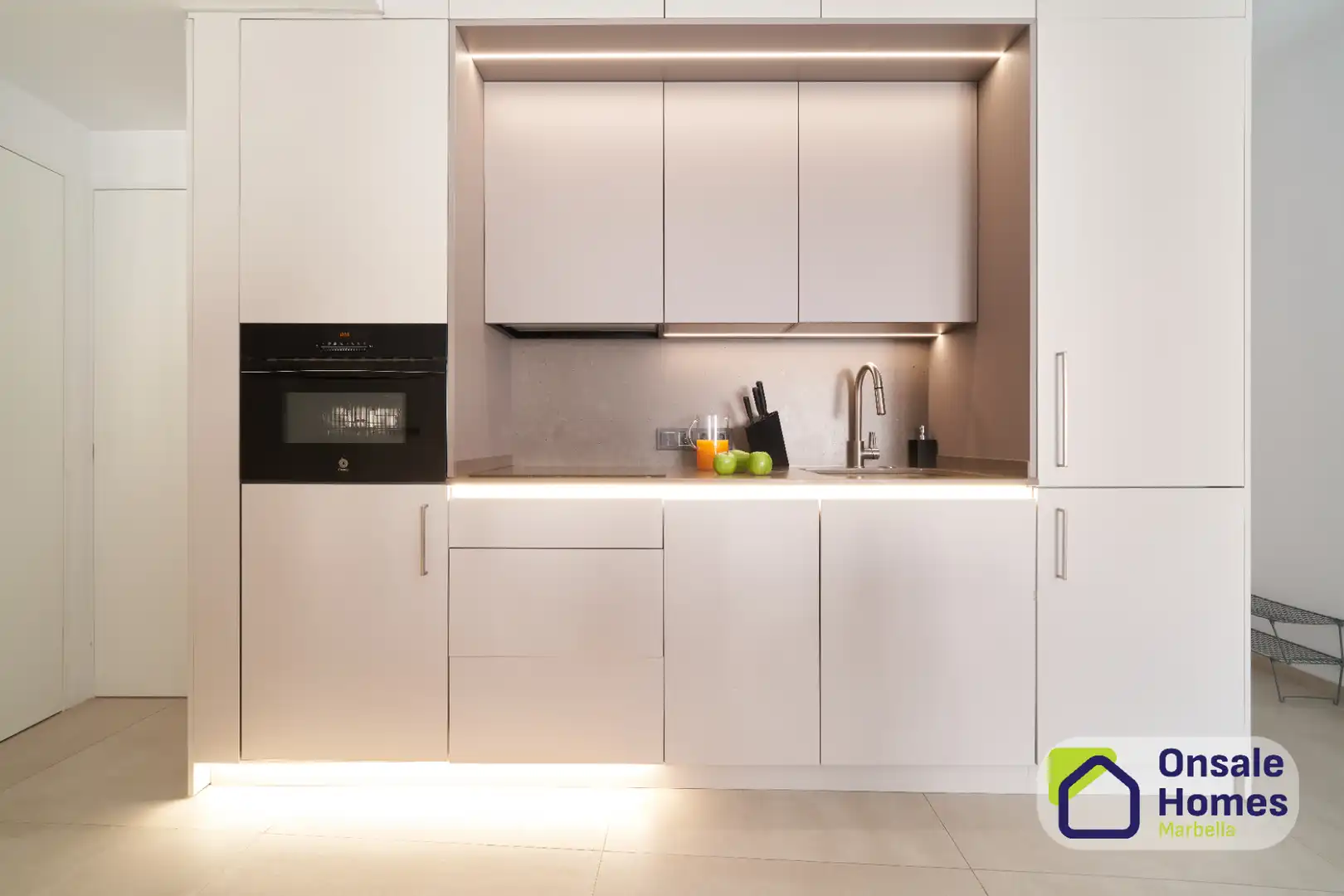 Cocina de Piso en venta en Marbella con Aire acondicionado, Terraza y Balcón