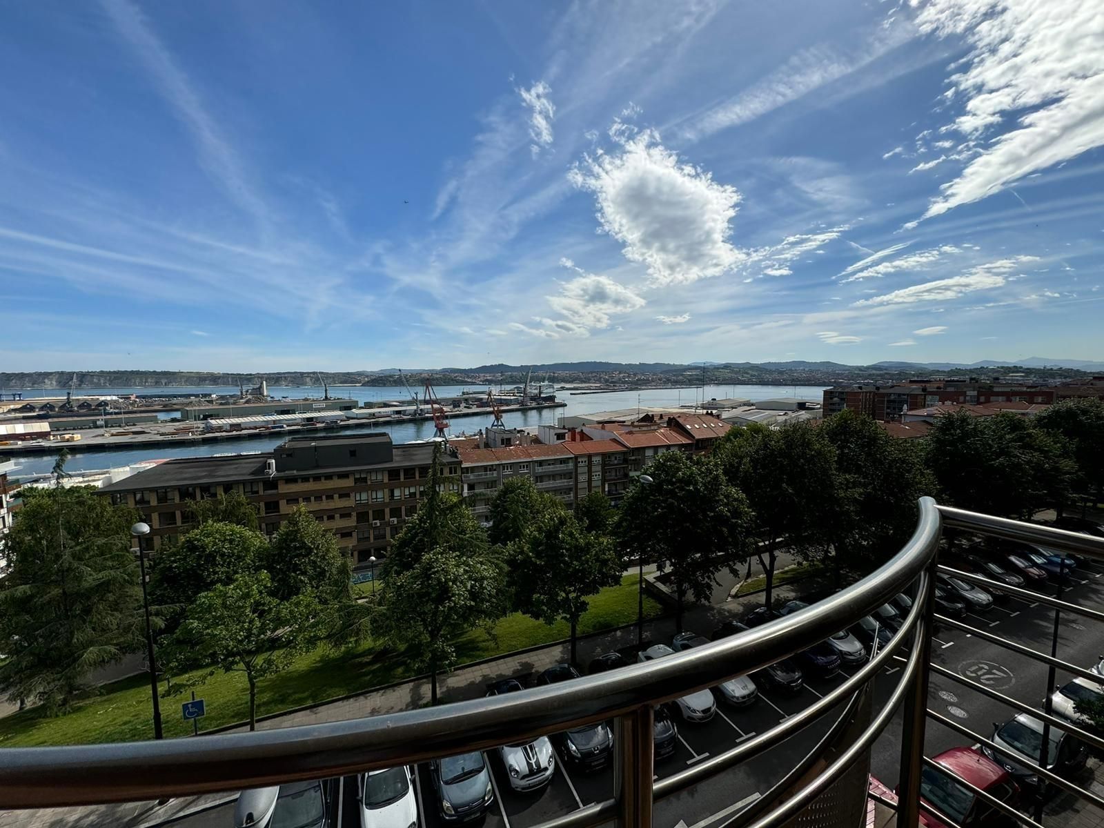 Vista exterior de Pis en venda en Santurtzi  amb Calefacció, Terrassa i Balcó