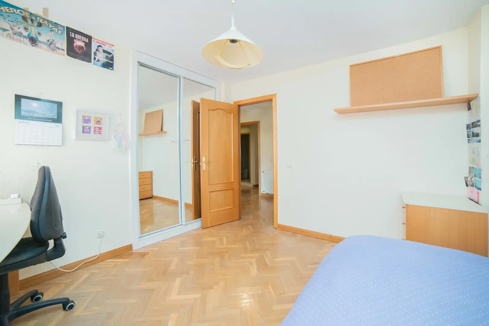 Dormitori de Casa adosada en venda en Villanueva de la Cañada amb Jardí privat, Parquet i Piscina