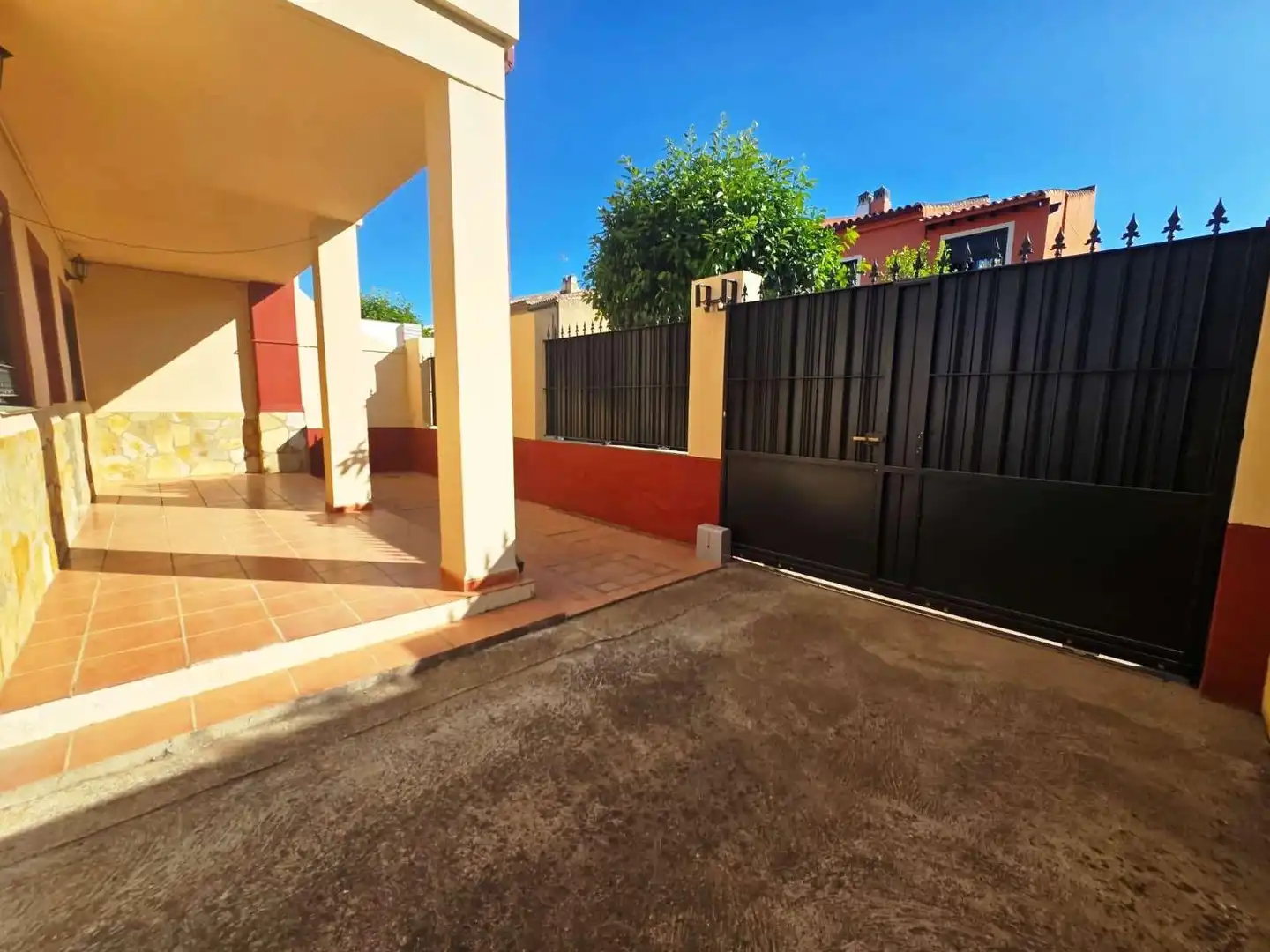 Vista exterior de Casa adosada en venda en Bormujos amb Aire condicionat, Terrassa i Piscina comunitària